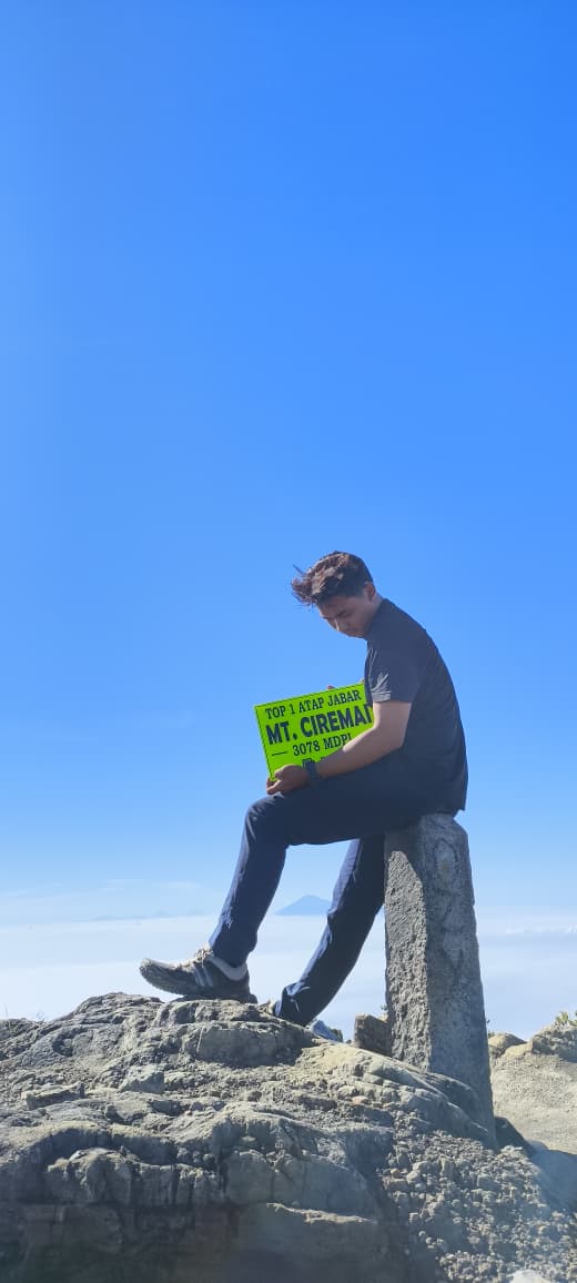 Duduk di tugu puncak gunung ciremai