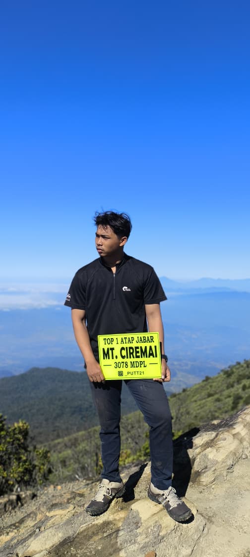 Berdiri di bibir gunung ciremai