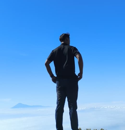 Berdiri menghadap gunung slamet