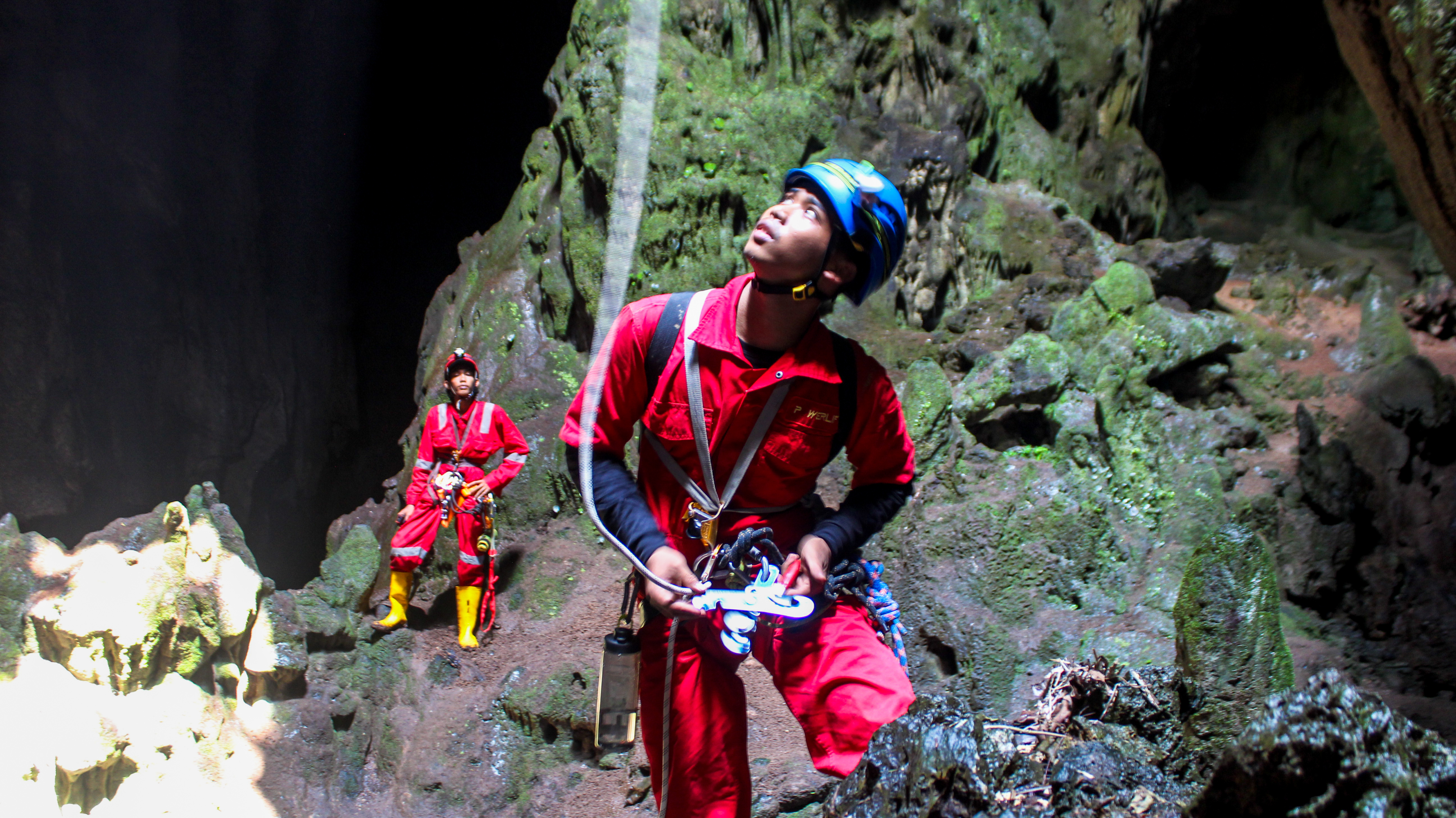 Penelusuran Gua Sipulus